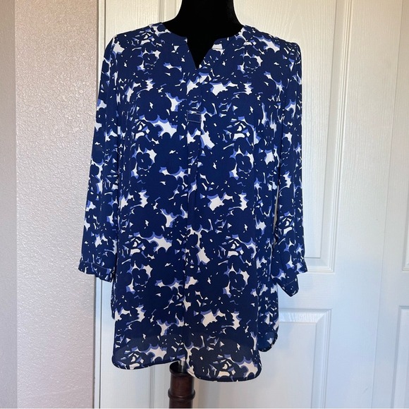 Talbots Blue and White Floral 3/4‎ Sleeve Blouse Shirt Size Medium - Picture 1 of 5